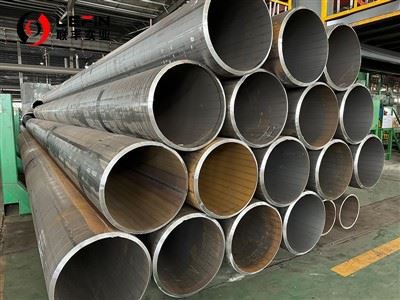 Tubo in acciaio saldato con cucitura diritta